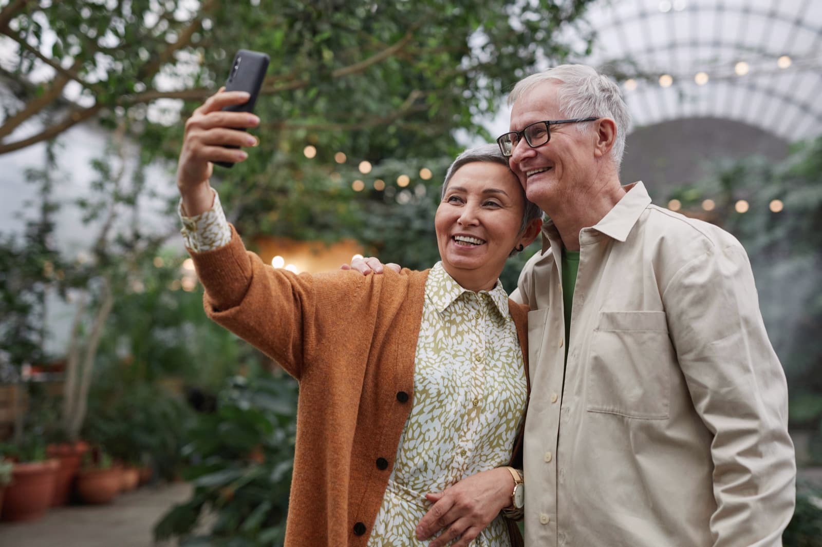 Two Thrive Mobile members smiling as they take a selfie together